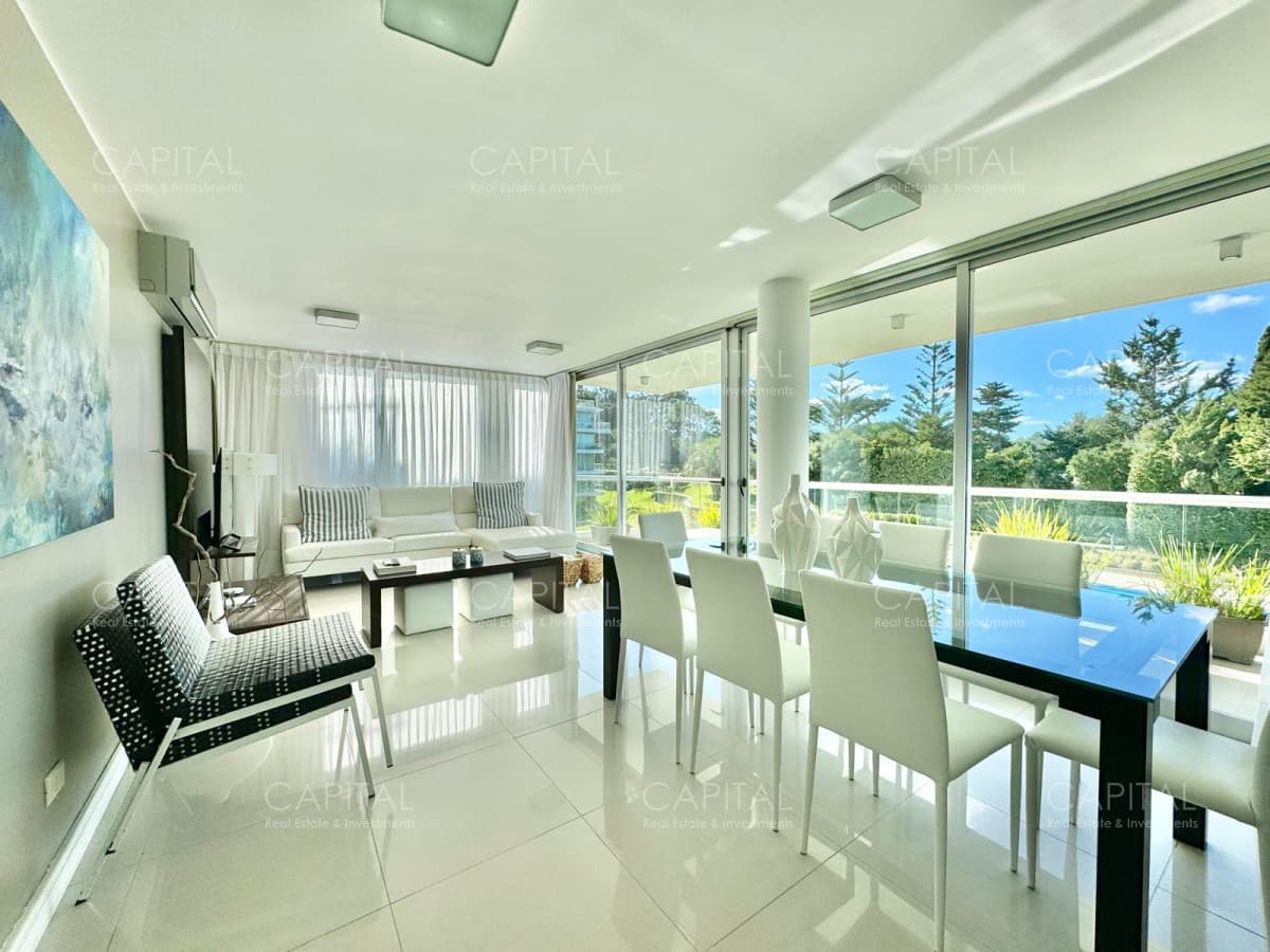 Apartamento en Playa Brava de dos dormitorios a metros del mar