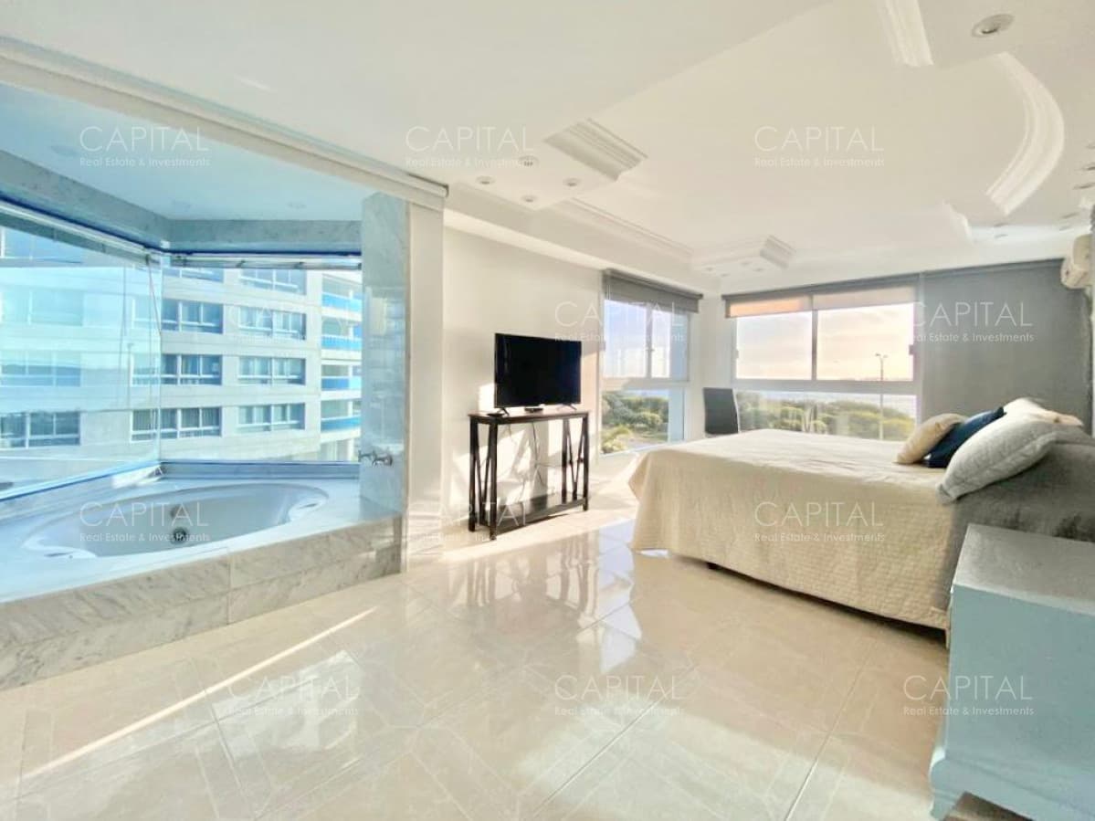 Beverly Tower Punta del Este Apartamento de tres dormitorios frente al mar en alquiler