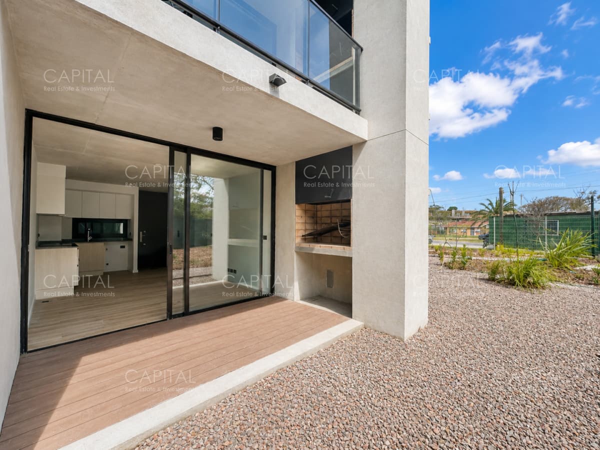 Venta apartamento tres dormitorios con jardín y garaje en Ciudad de la Costa