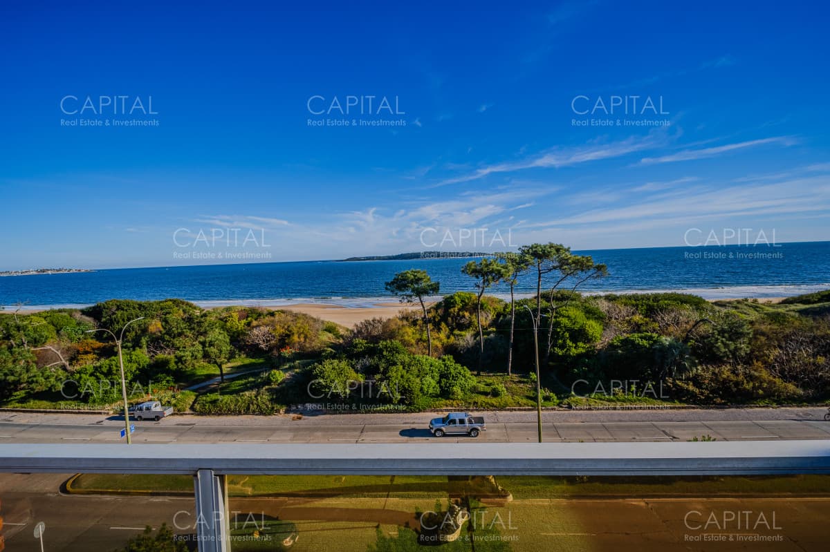 Penthouse de 3 dormitorios  y servicio  en primera linea Playa Mansa