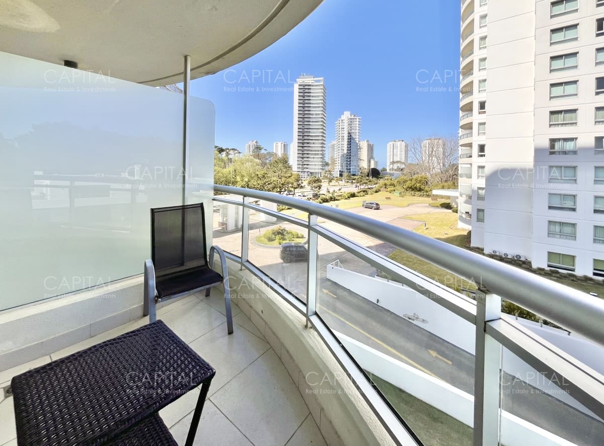 Excelente apartamento de tres dormitorios en venta, Punta del Este.