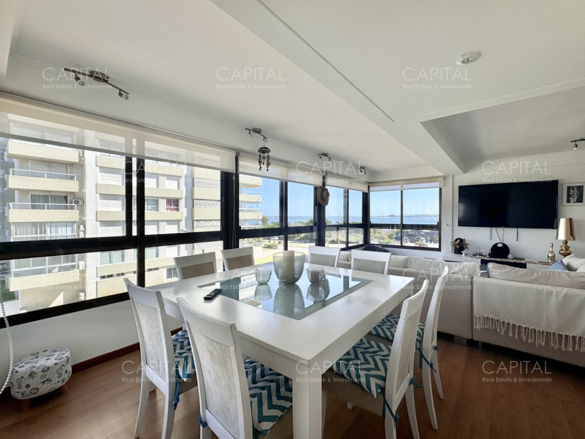 Edificio en primera linea del mar, departamento de tres dormitorios en venta, Playa Mansa.
