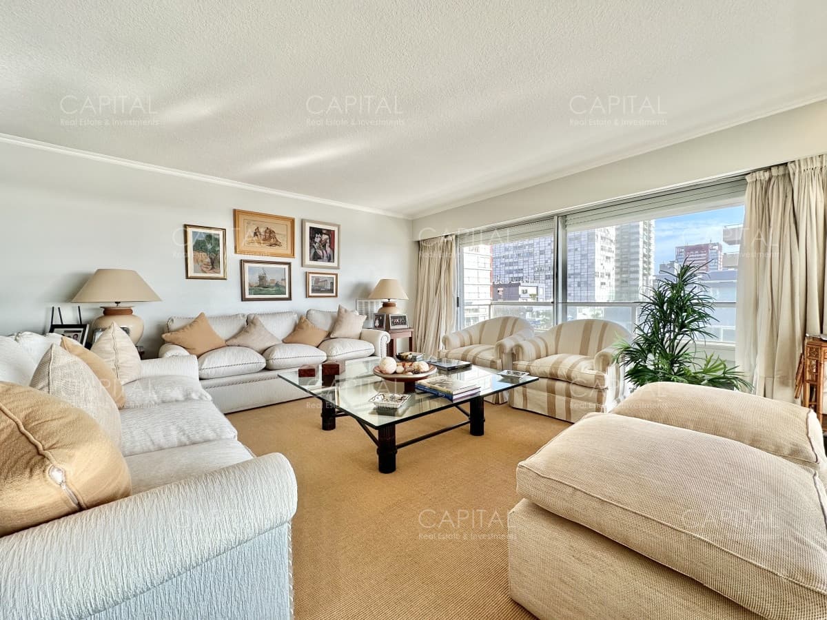 Apartamento de tres dormitorios y de dependencia de servicio, Puerto de Punta del Este.