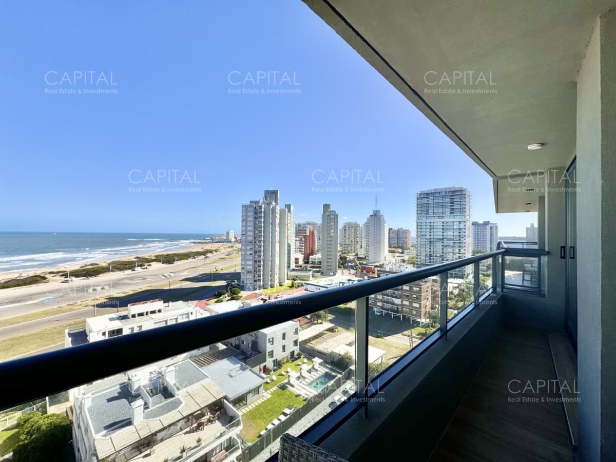 Apartamento en venta de dos dormitorios con vista al Mar, Playa Brava, Punta del Este.