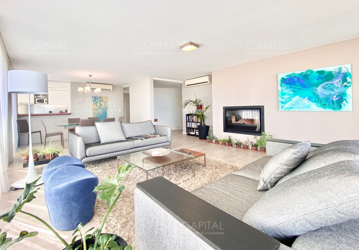 Apartamento de tres suites en Venta, Playa Mansa