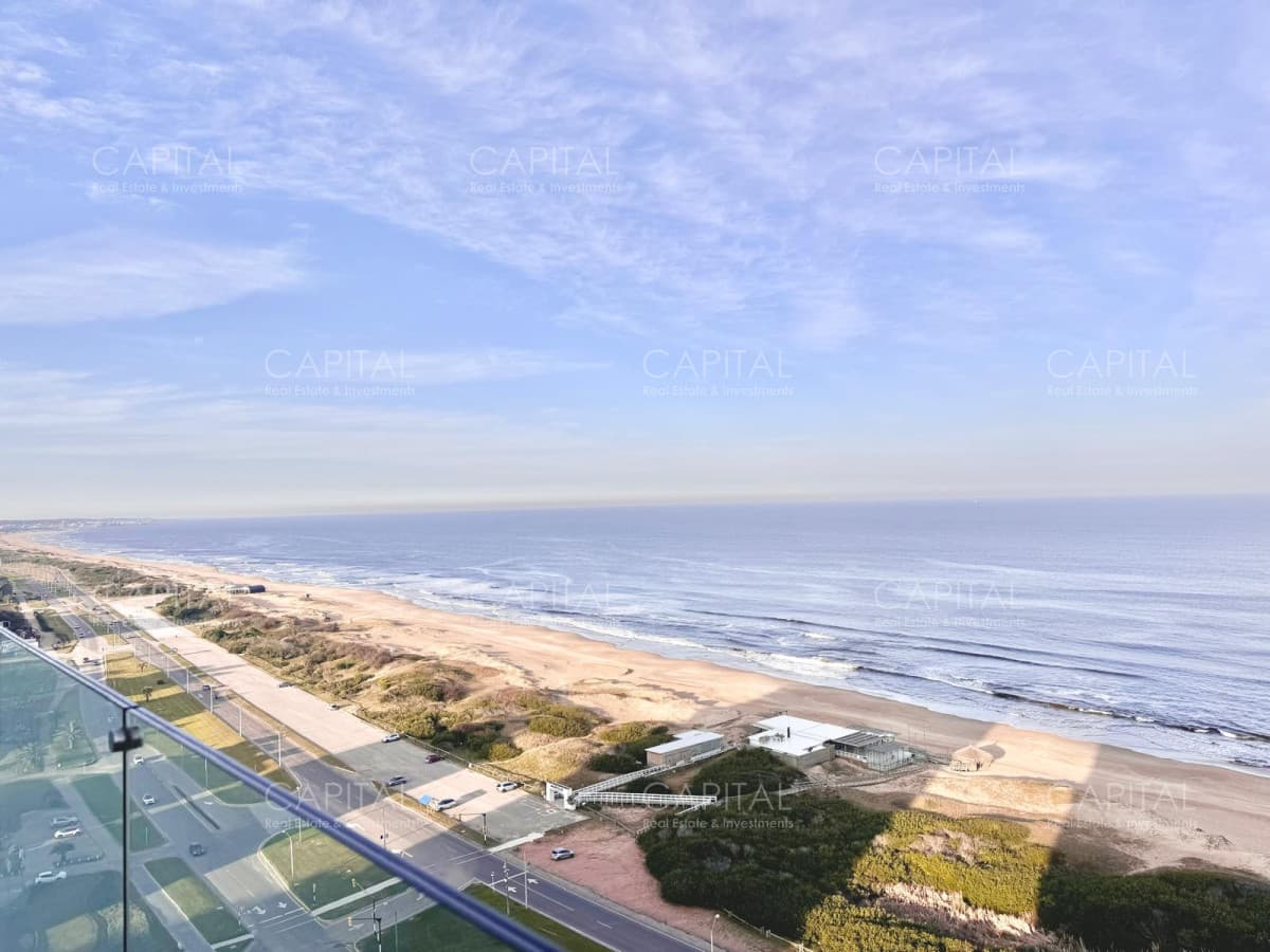 Apartamento de tres dormitorios en Le Parc, Primera fila en playa brava en venta