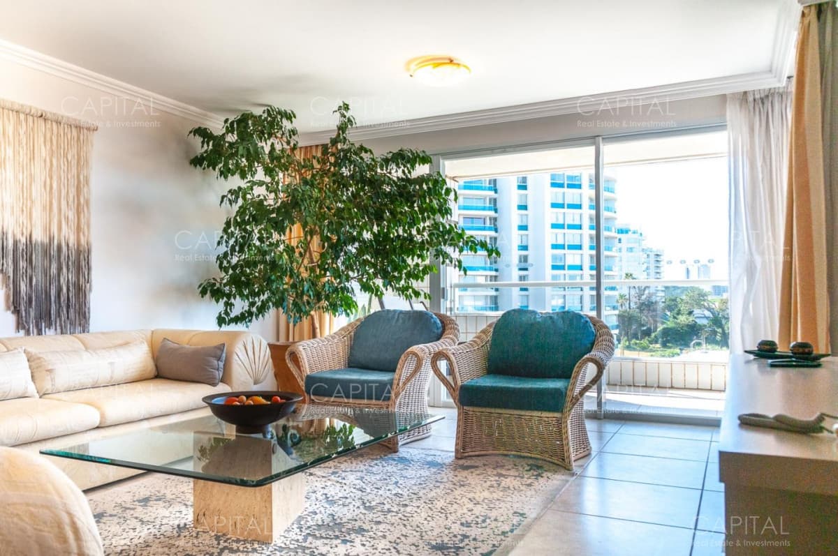 Apartamento de Tres Dormitorios Frente a Playa Brava