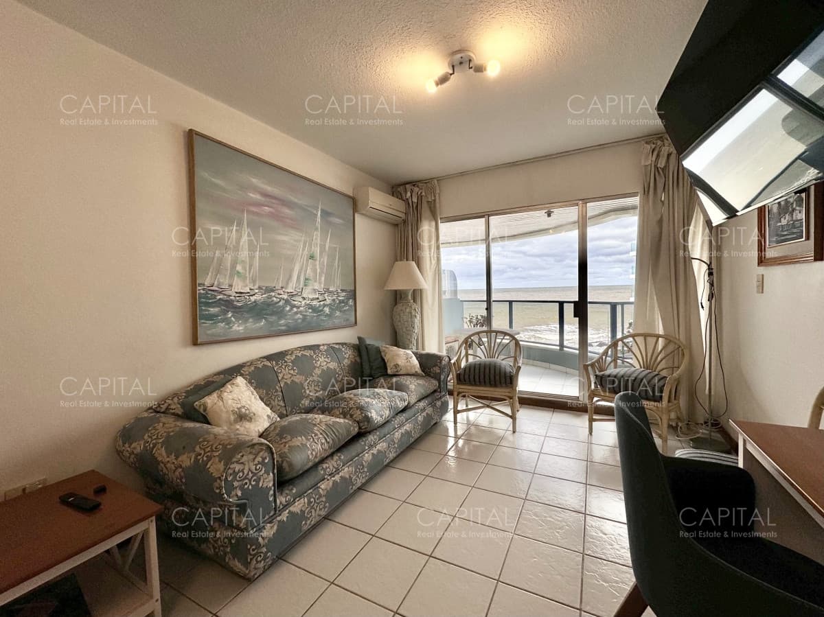 Apartamento de dos dormitorios en venta con vista al mar y parrillero propio. Punta del Este