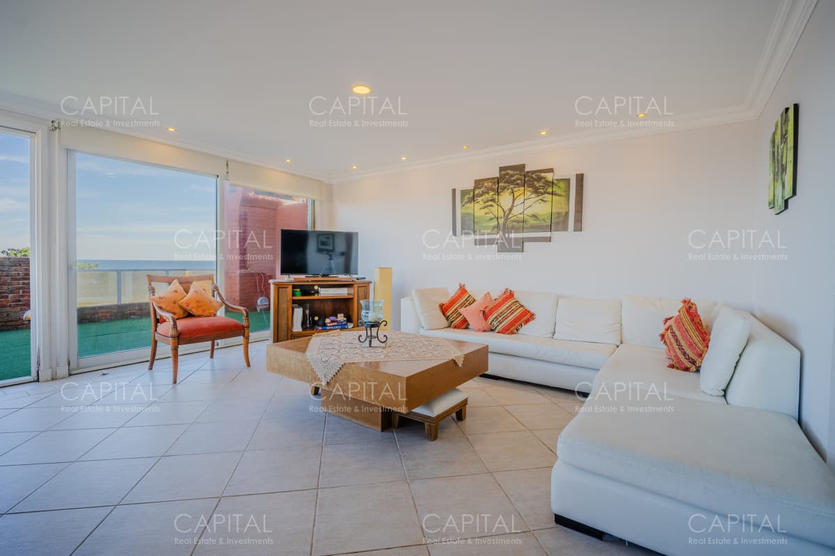 Penthouse de 3 dormitorios  y servicio  en primera linea Playa Mansa