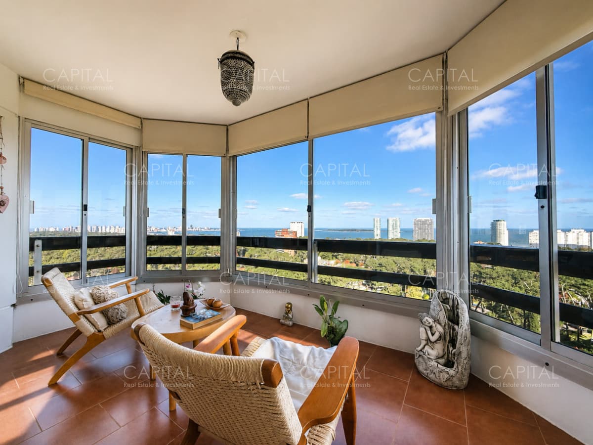 Apartamento de tres dormitorios y dependencia en venta Punta del Este