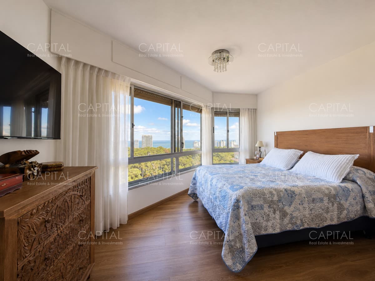 Apartamento de tres dormitorios y dependencia en venta Punta del Este
