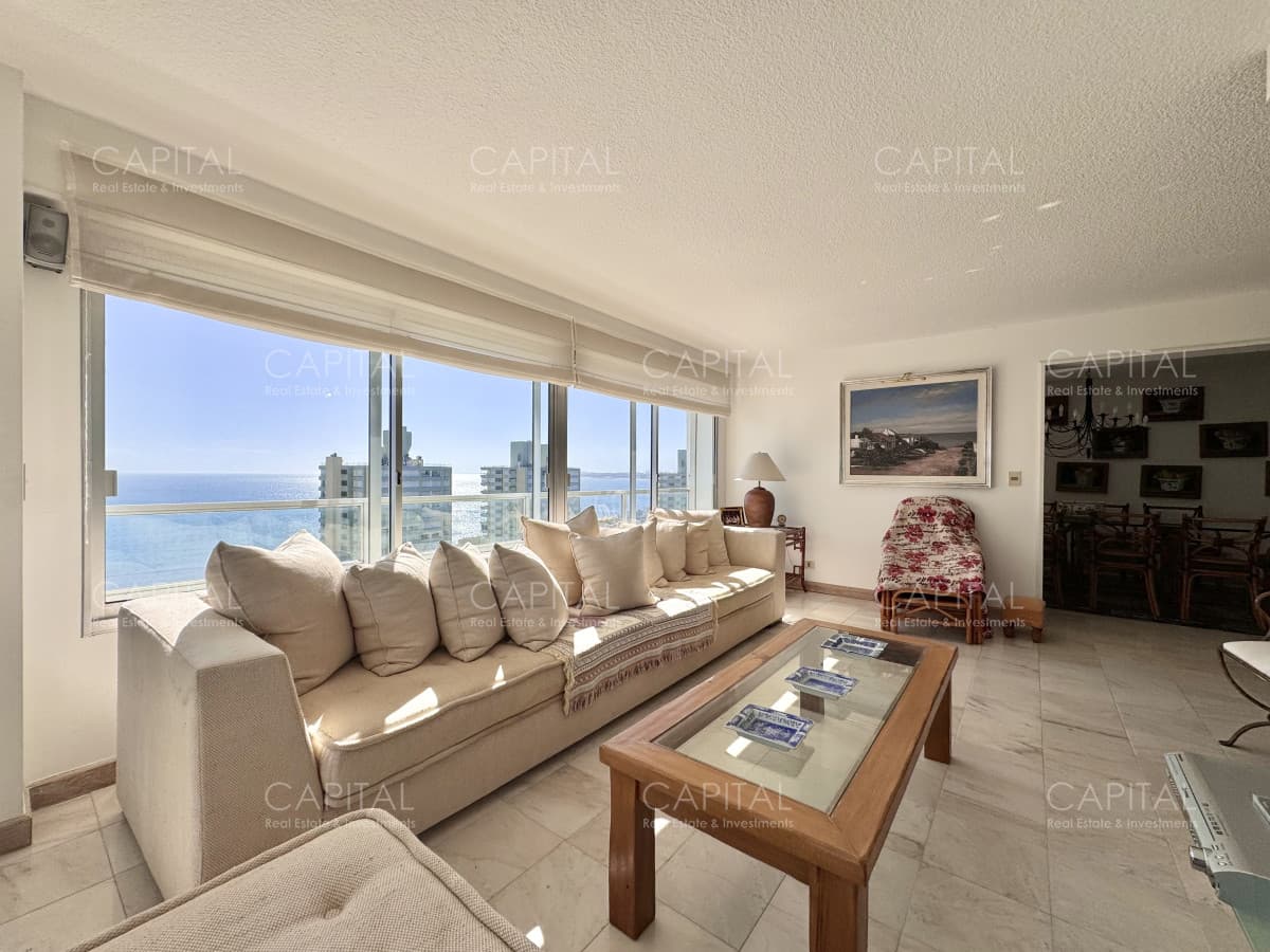 Apartamento de tres dormitorios y dependencia en venta, Playa Mansa, Punta del Este.