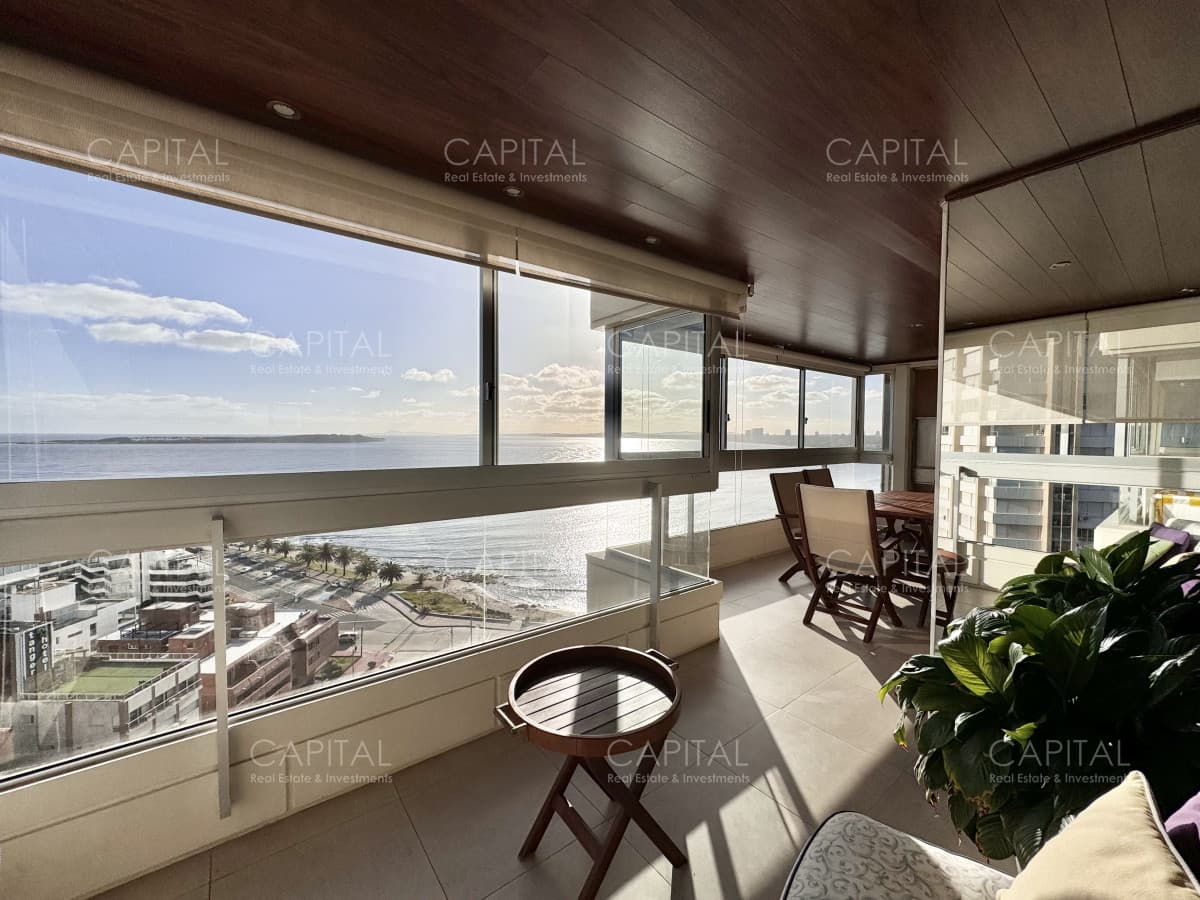 Apartamento en venta de tres dormitorios y dependencia en Playa Mansa, Punta del Este