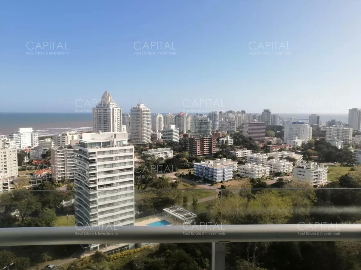 Apartamento de tres dormitorios y dependencia en torre de categoria en Playa Brava