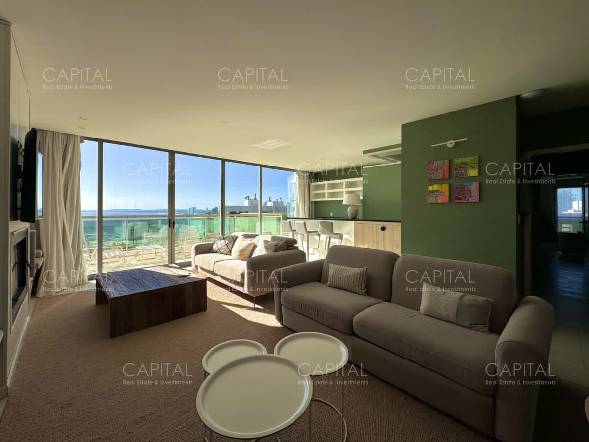 Penthouse Duplex con piscina y parrillero propio frente al Mar en venta, Punta del Este