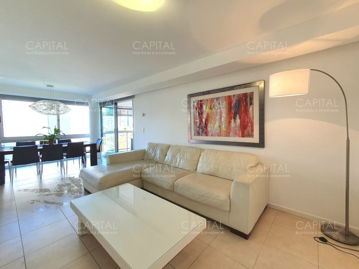 Apartamento en venta de tres dormitorios, edificio con muy buenos servicios.