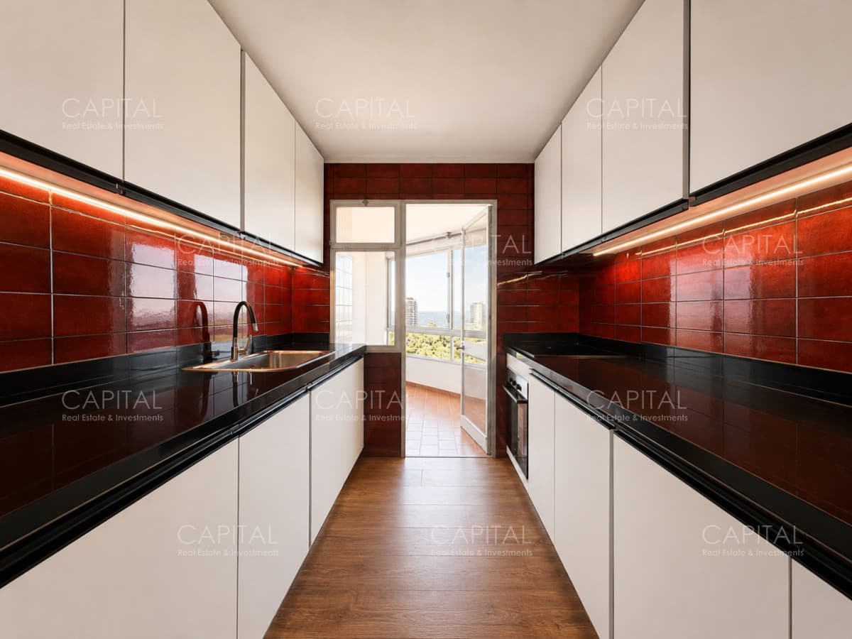 Apartamento de tres dormitorios y dependencia en venta Punta del Este