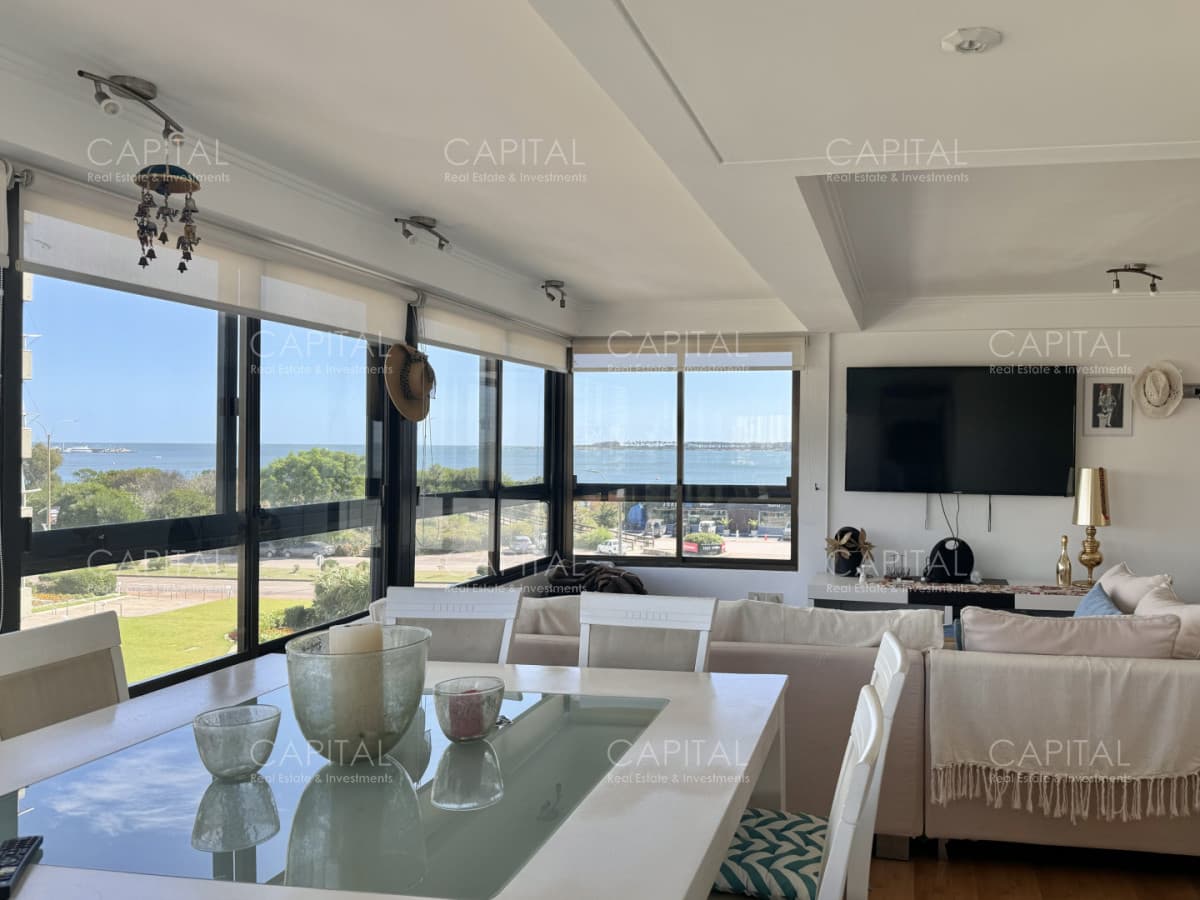 Edificio en primera linea del mar, departamento de tres dormitorios en venta, Playa Mansa.