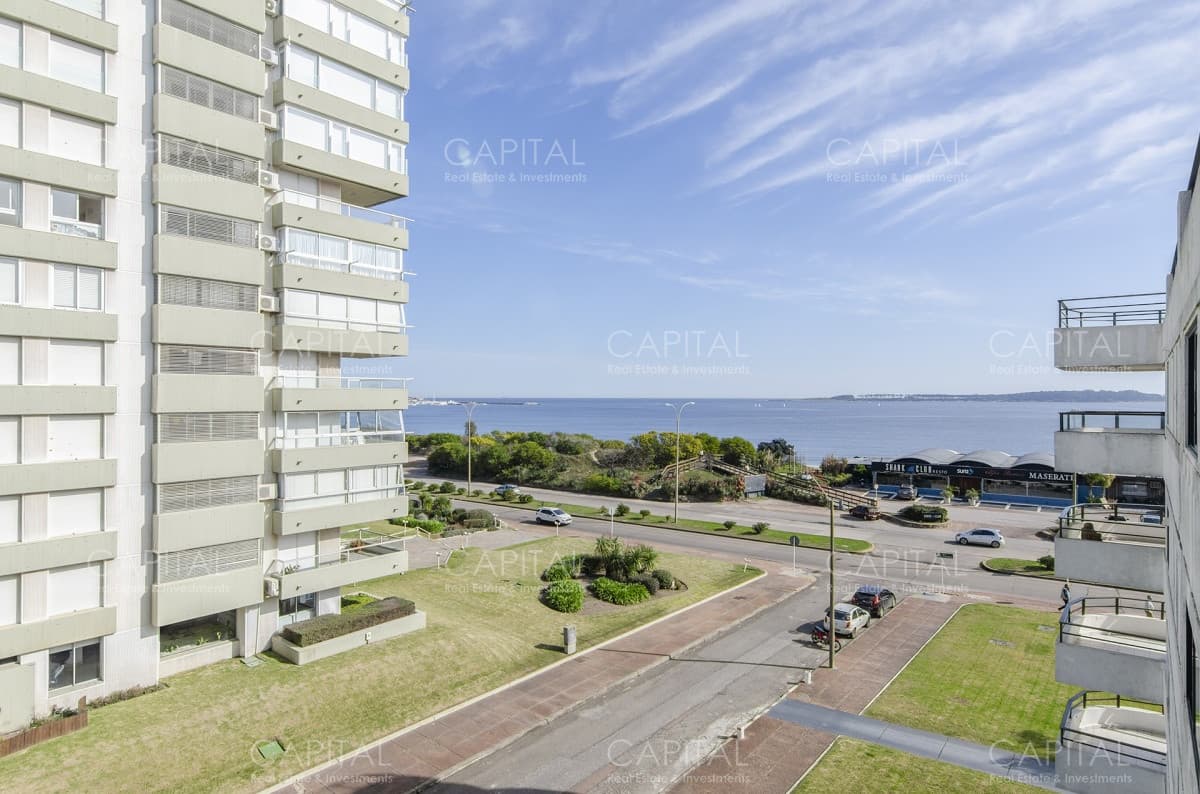 Apartamento de tres dormitorios en primera fila de Playa Mansa Punta Del Este