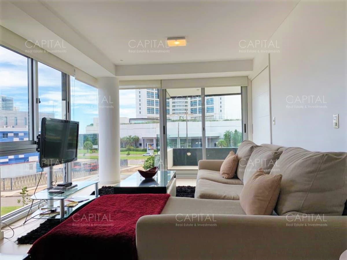 Apartamento de tres dormitorios, edificio con buenos servicios.