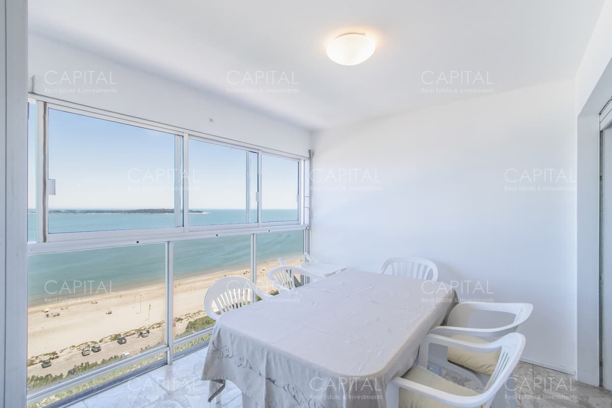 Imarangatu de dos dormitorios y dependencia frente al mar en venta Punta del Este.