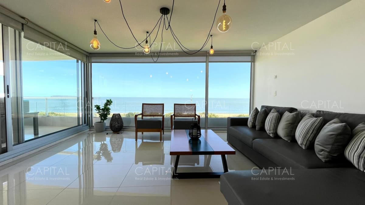 Apartamento en Venta de 3 dormitorios en playa mansa.