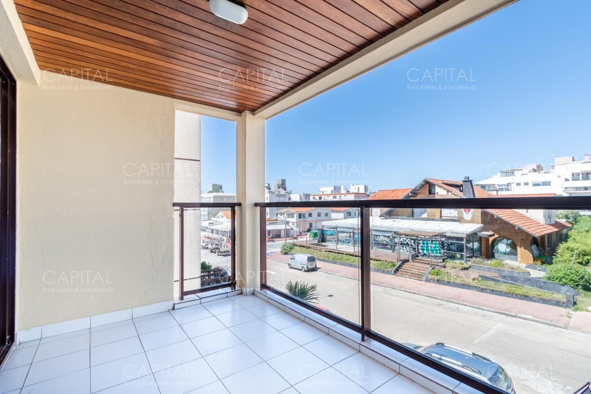Apartamento en venta en Península de Punta del Este + dos dormitorios y vista lateral al Mar