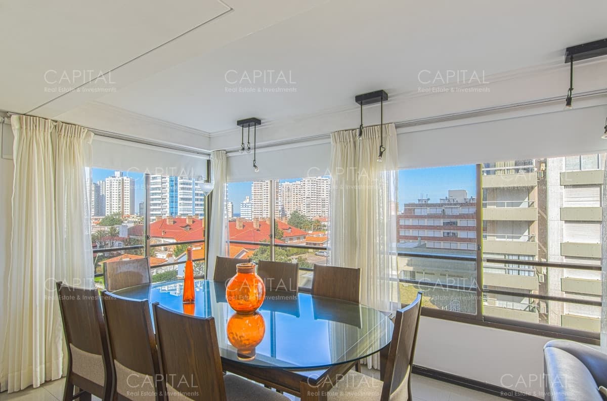 Apartamento de tres dormitorios en primera fila de Playa Mansa Punta Del Este