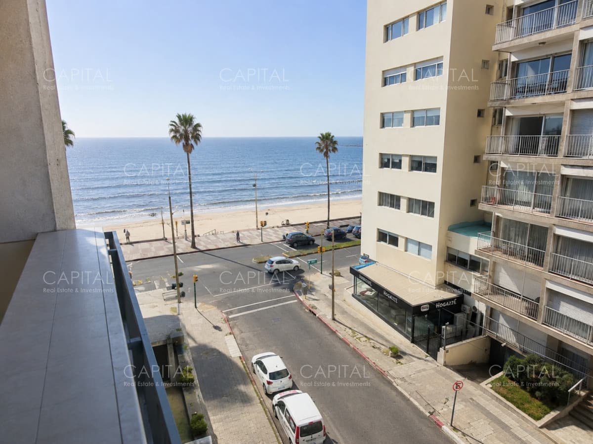 Apartamento de tres dormitorios y dependencia en venta zona Pocitos a pasos de la Rambla