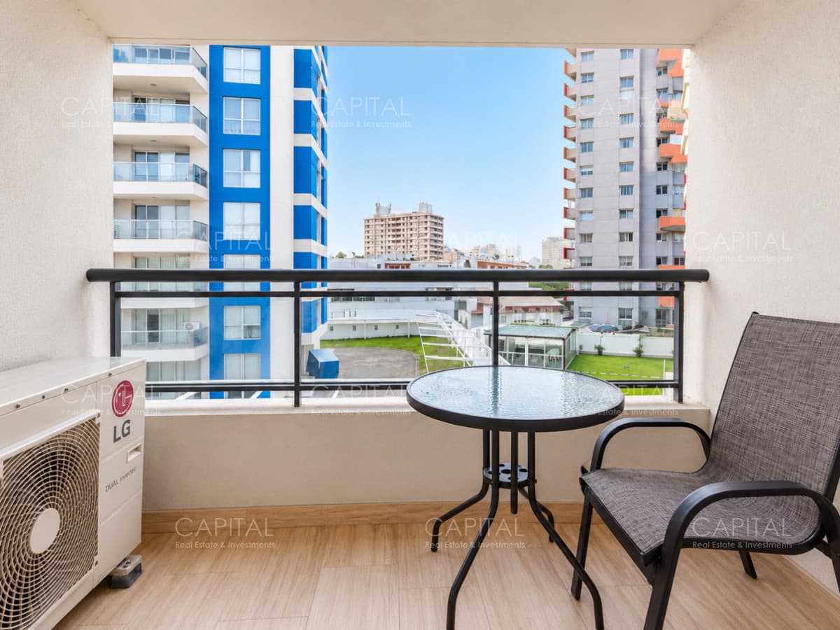 Apartamento de dos dormitorios en venta en Playa Brava, Punta del Este.