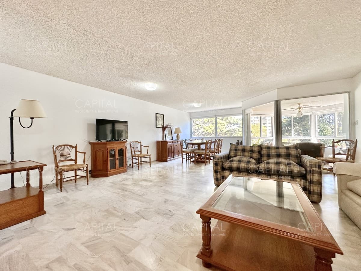 Apartamento de tres dormitorios y dependencia en venta Punta del Este
