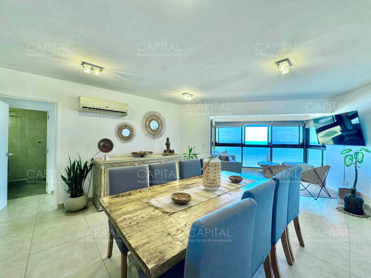 Apartamento en venta en Playa Brava frente al mar.