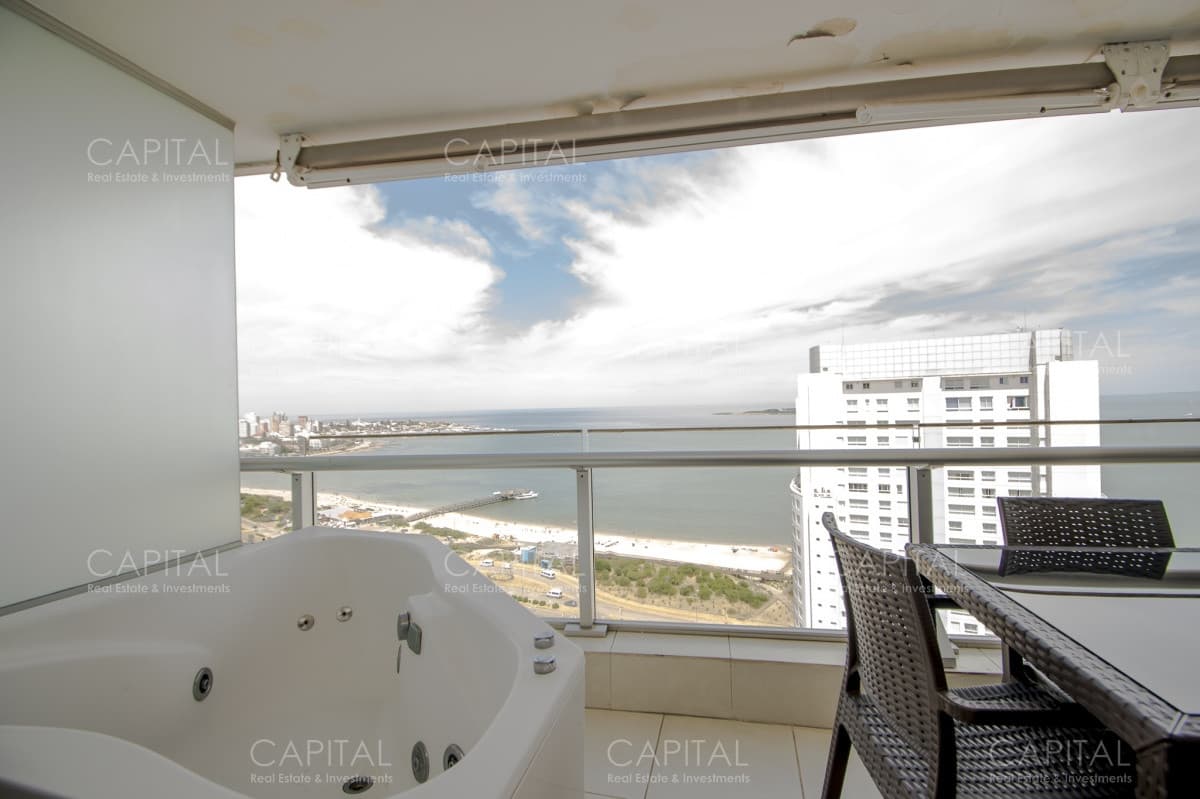 Apartamento Season Tower Playa Mansa 2 dormitorios Jacuzzi mirando al Mar