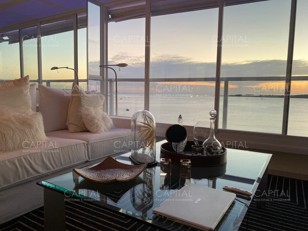 Apartamento en Venta de 3 dormitorios y dependencia en Playa Mansa, Punta del Este