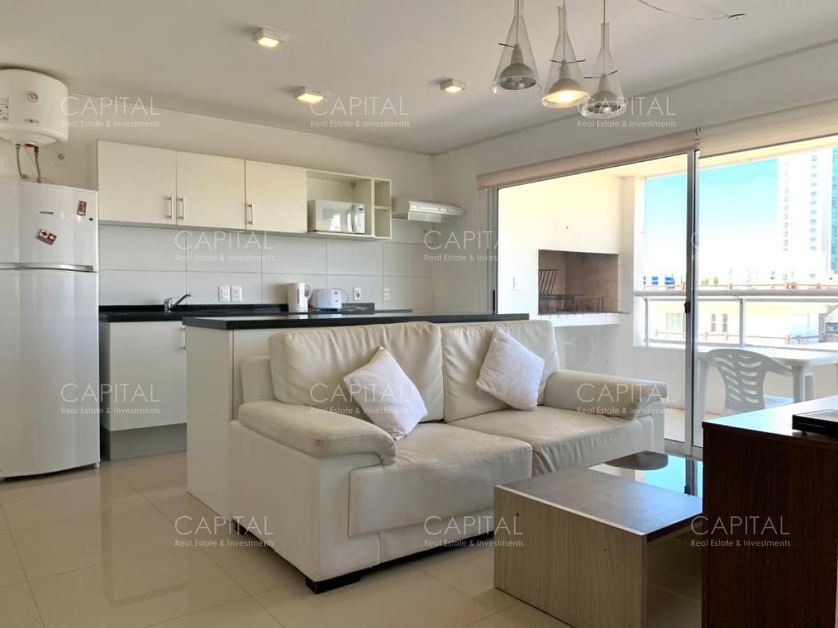 Apartamento de Dos Dormitorios en Venta - Punta del Este