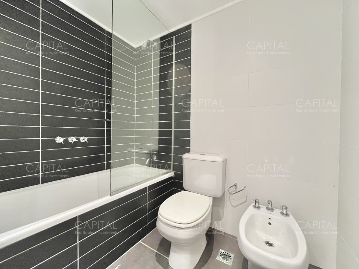 Apartamento de dos dormitorios en alquiler anual en playa brava, punta del este.
