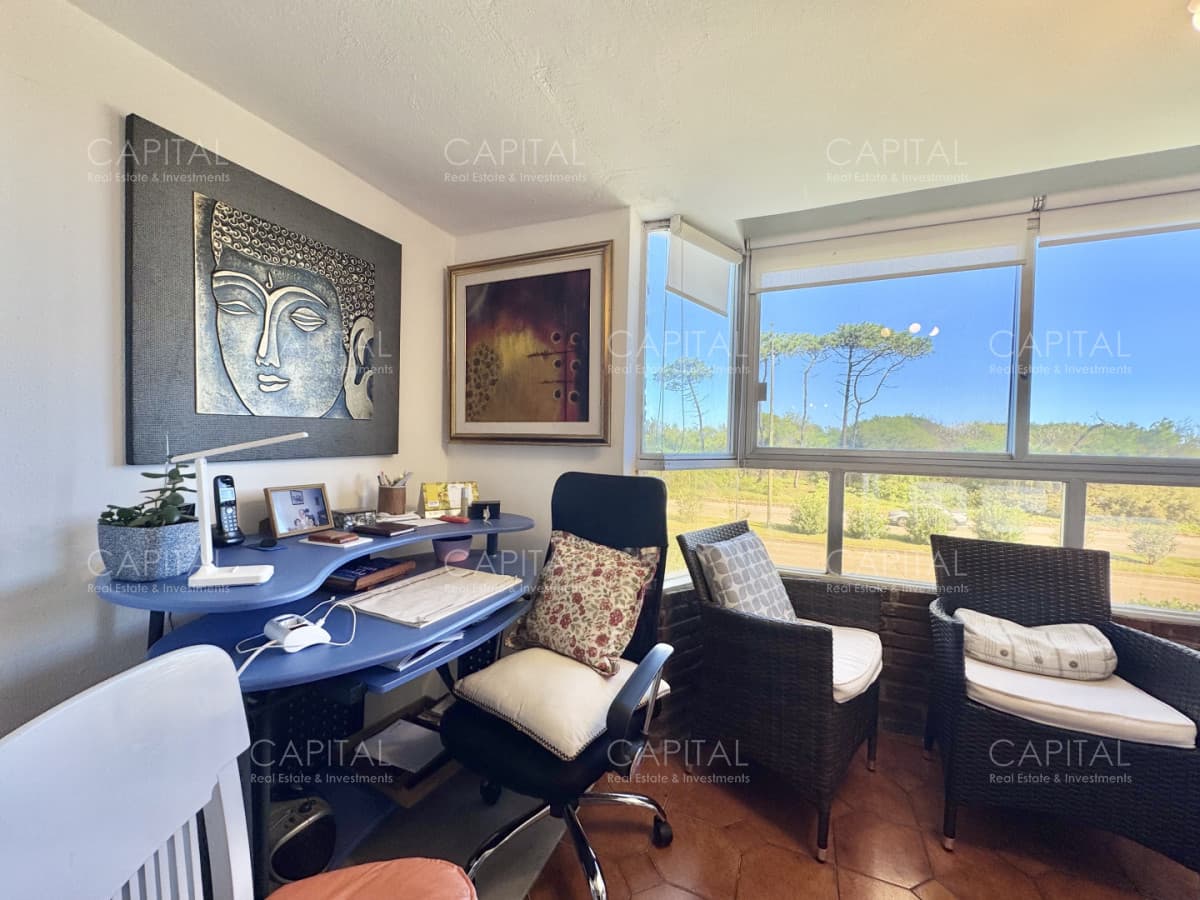 Apartamento de tres dormitorios y servicio en playa mansa frente al mar