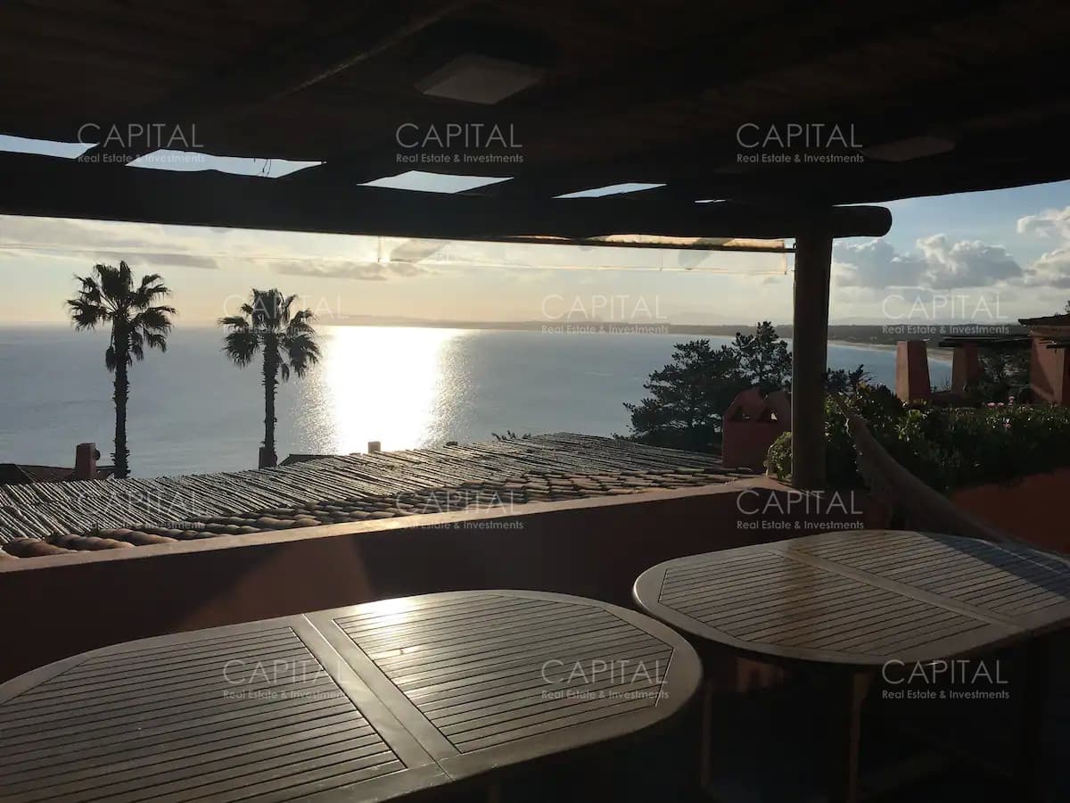 Apartamento de cuatro dormitorios y medio mas dependencia en Marina del Este en Alquiler