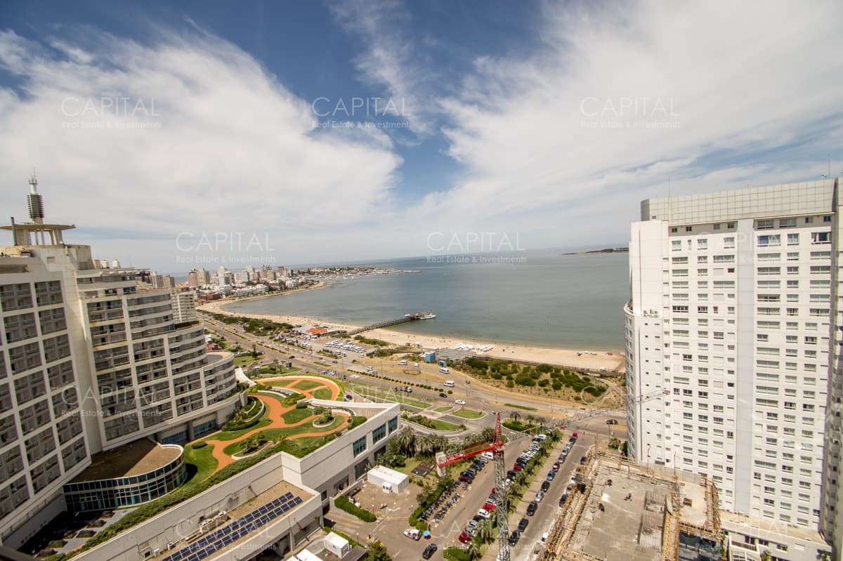 Apartamento Season Tower Playa Mansa 2 dormitorios Jacuzzi mirando al Mar