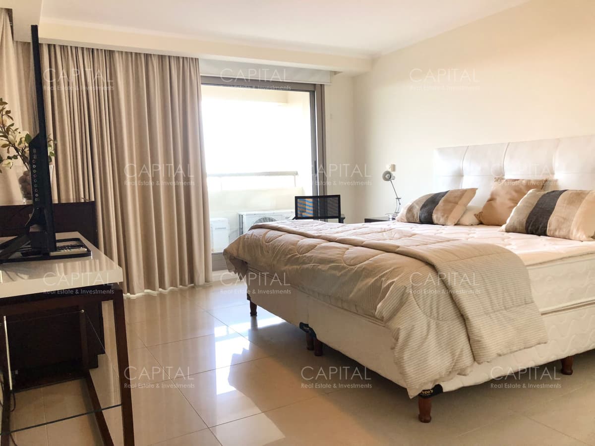 Apartamento de tres dormitorios con vista al mar.