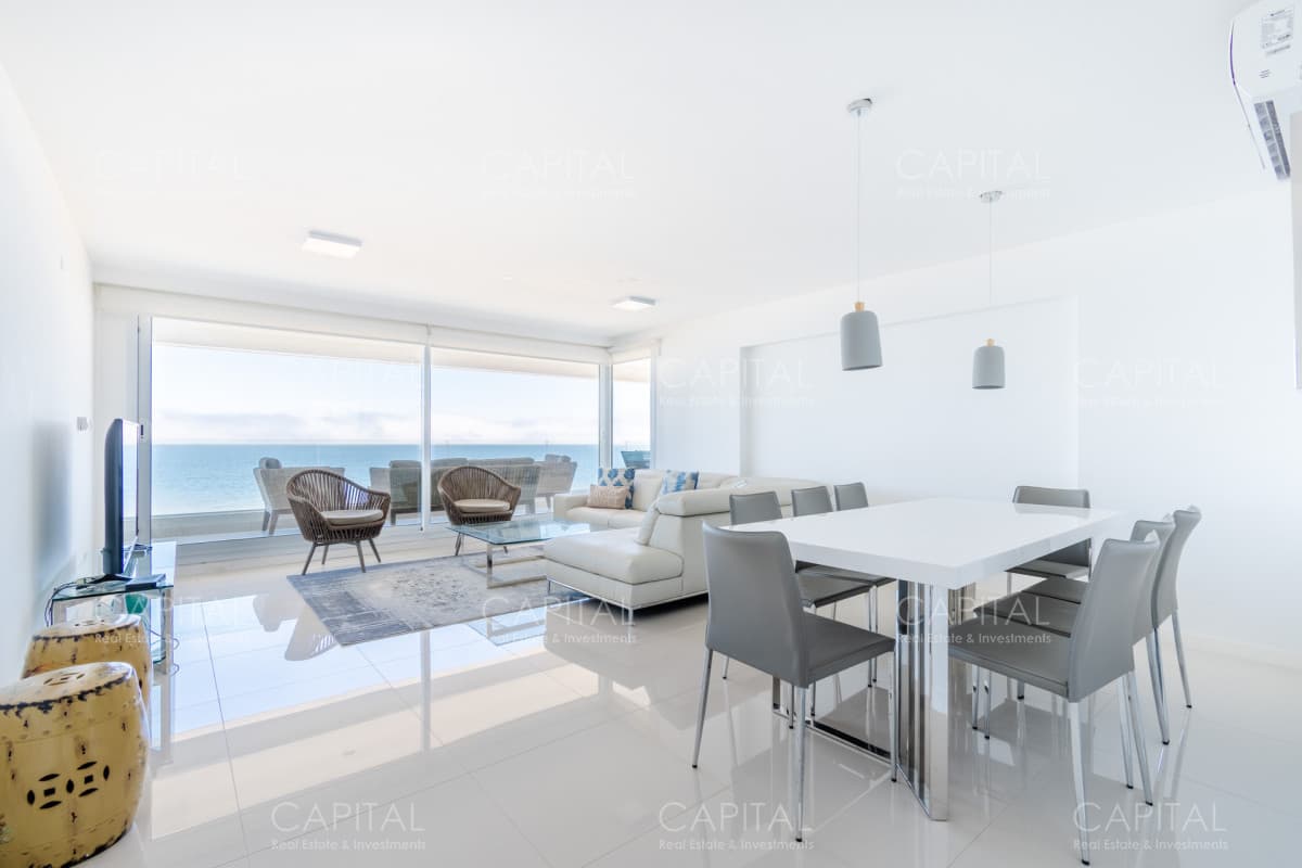 Venta de penthouse sobre la Playa Mansa de tres suites más dependencia y parrillero propio