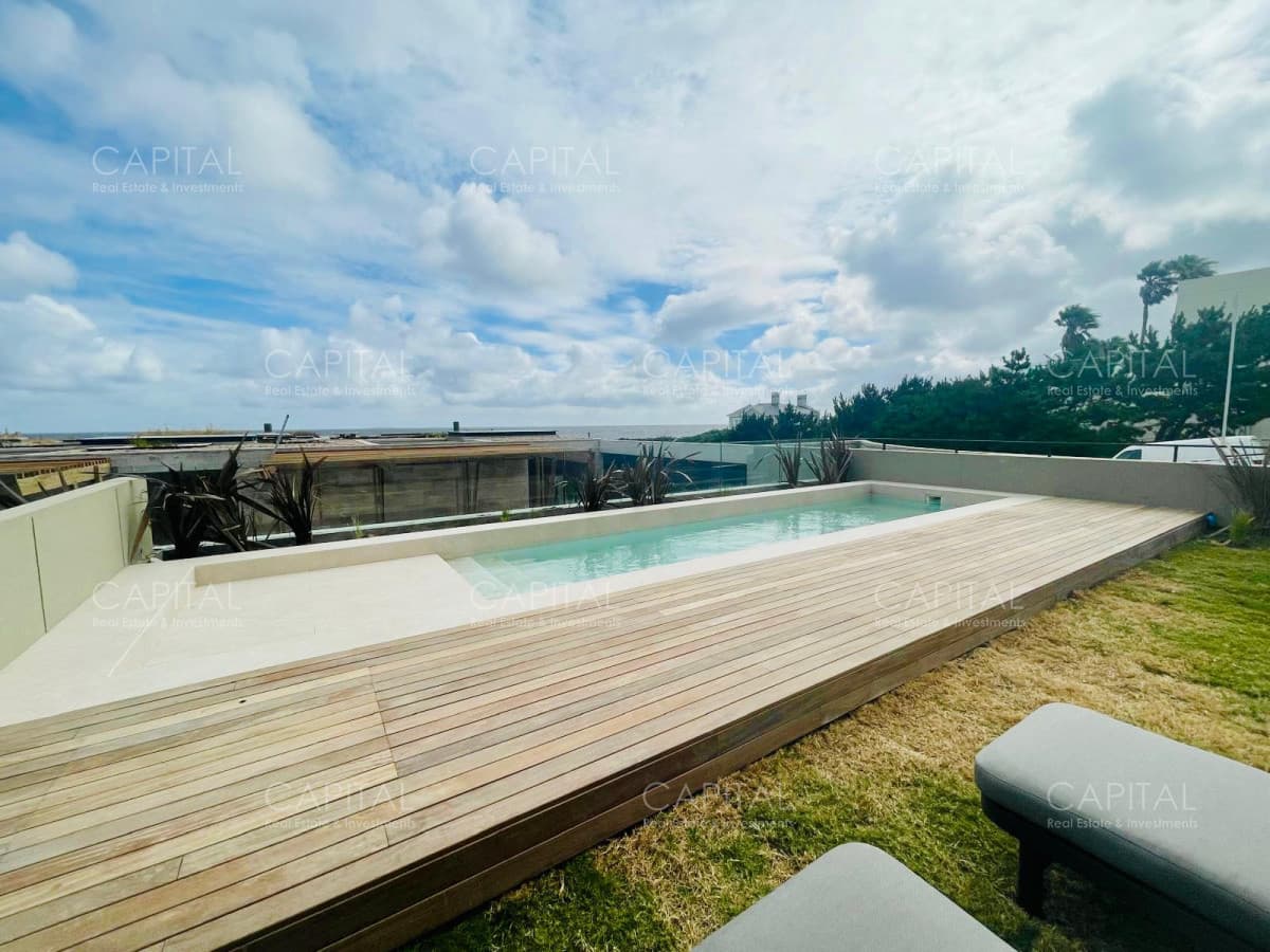 Departamento  en venta sobre el mar en La Barra con piscina y parrillero