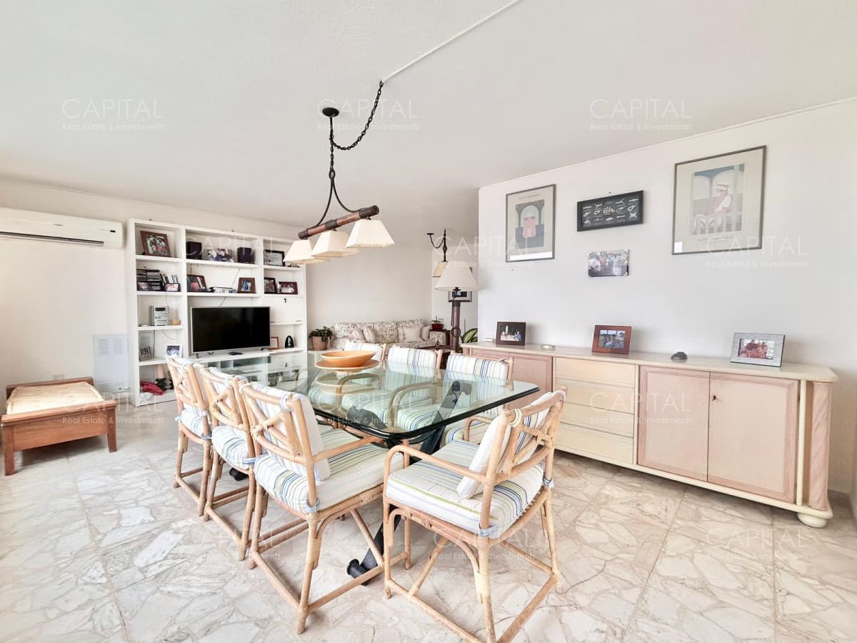 Apartamento en venta con muy buena vista a Playa Mansa.