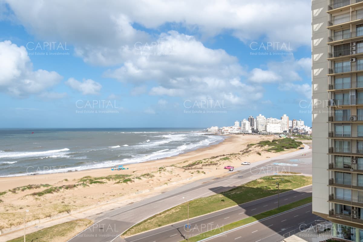 Venta de amplio apartamento sobre playa Brava íntegramente reciclado