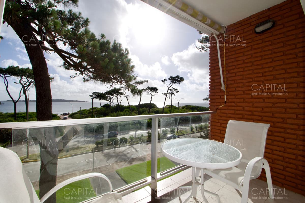 Apartamento de dos dormitorios con vista al mar en Playa Mansa