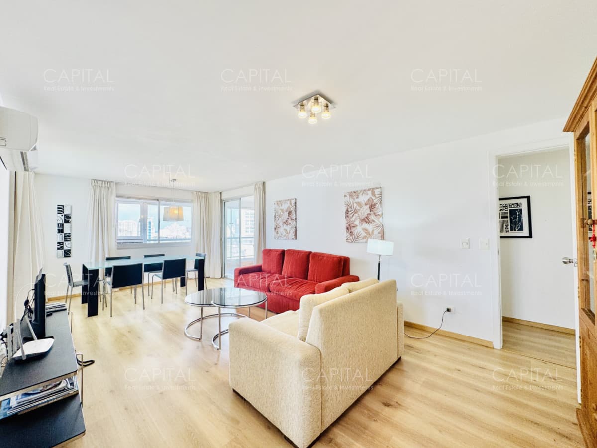 Apartamento reciclado de tres dormitorios en venta en Playa Mansa