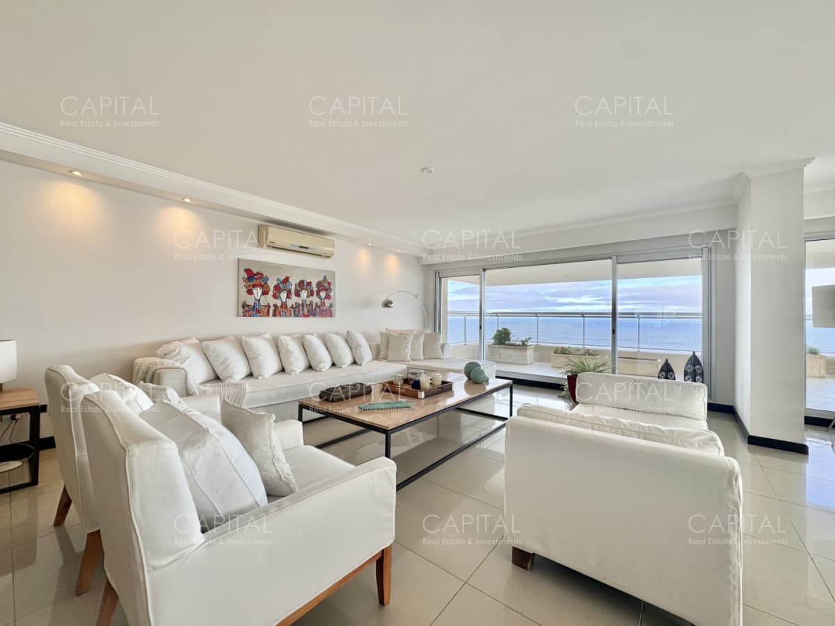 Apartamento de tres suites y dependencia en Torre Lobos en Venta