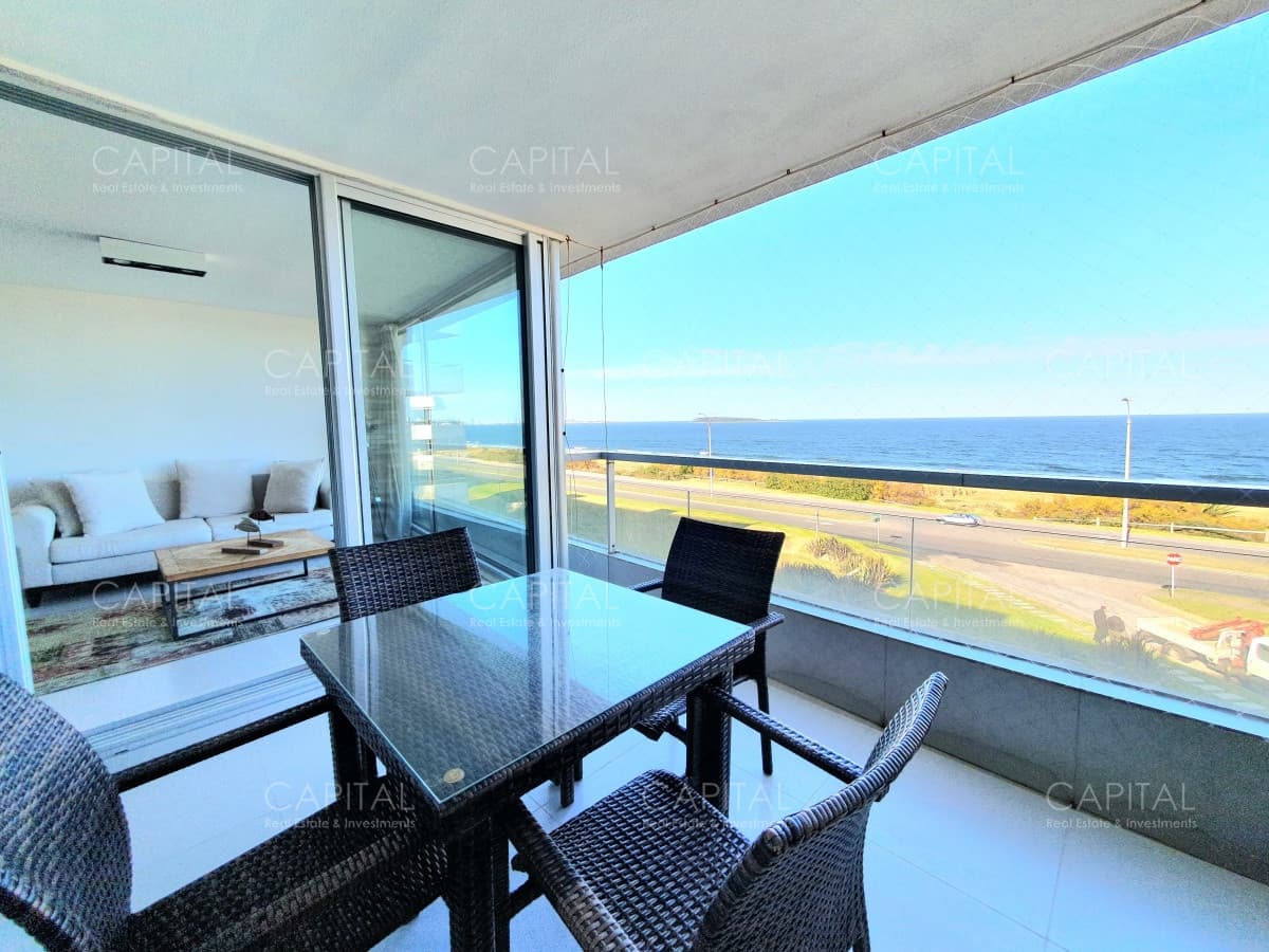 Venta Departamento Primera Línea dos dormitorios y dependencia de servicio en Playa Mansa Punta del Este