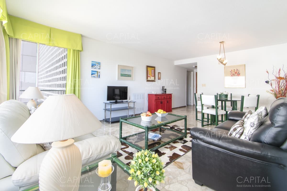 Apartamento con vista al mar en venta en Playa Mansa.