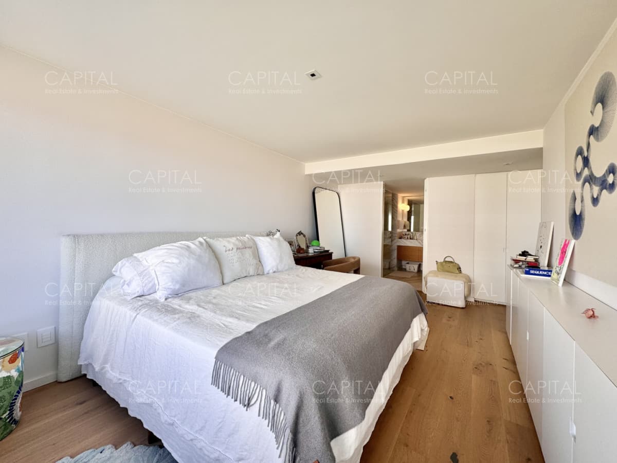 Apartamento reciclado de tres dormitorios en primera linea del mar, Playa Brava, Punta del Este.